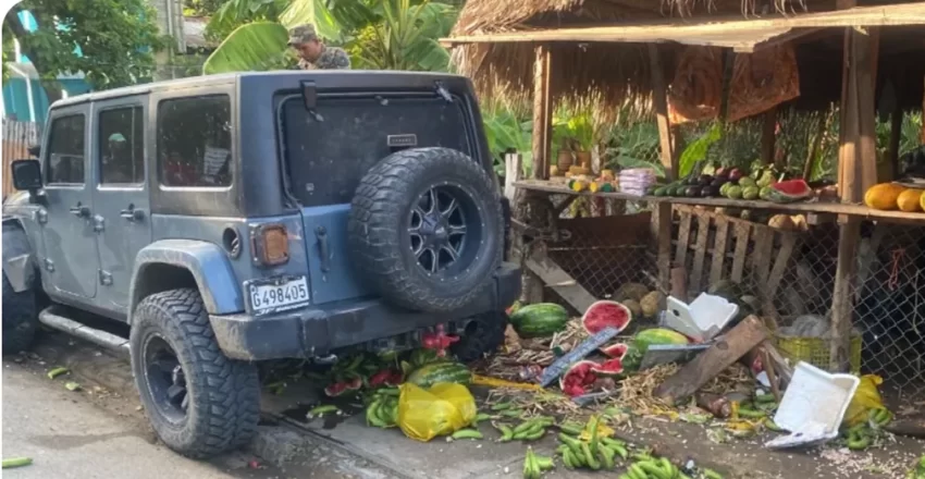 Se accidentan 15 haitianos en un vehículo que era seguido