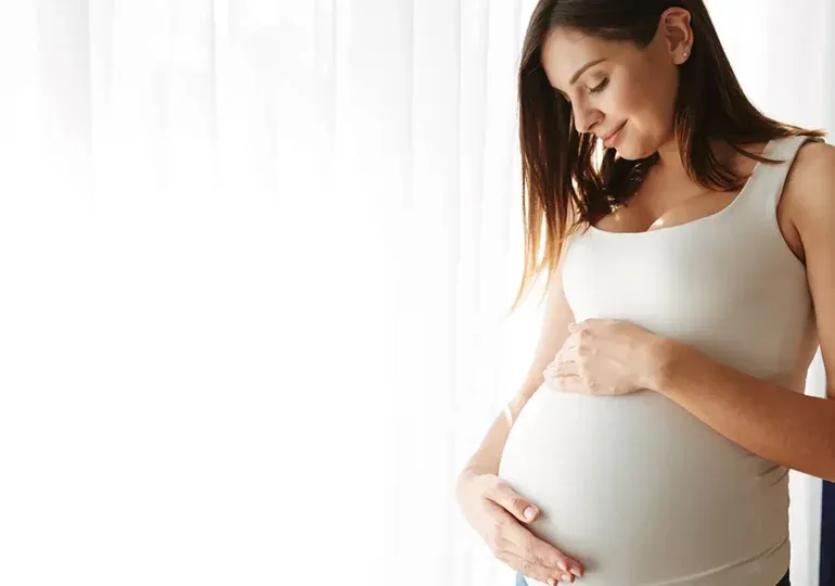 Informe de la ONU revela que barreras económicas y sociales frenan el deseo de tener hijos