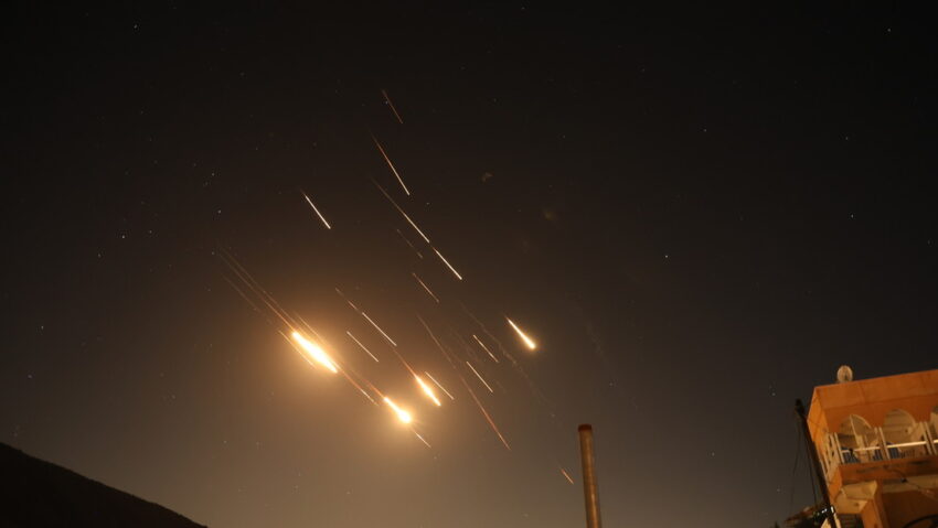 Irán lanza uno de sus mayores ataques con misiles contra Israel