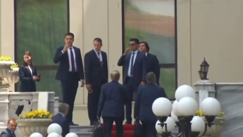 La representación rusa arribaba al sitio donde se llevarían a cabo las pláticas en Estambul.