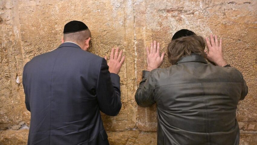 Milei rompe en llanto en el Muro de las Lamentaciones en Jerusalén