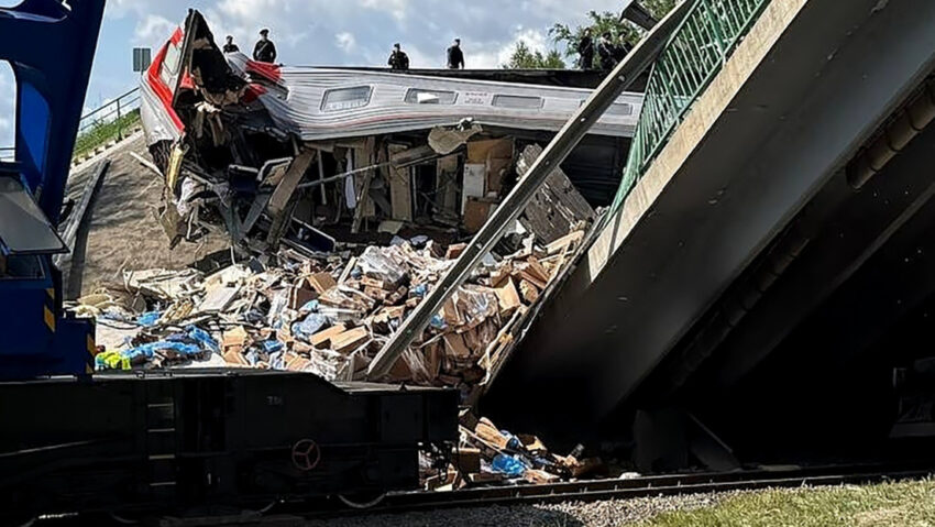 Qué se sabe del derrumbe de 2 puentes en Rusia que provocaron catástrofes ferroviarias
