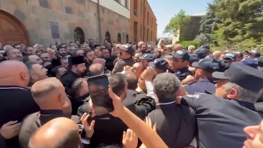 Represión a la Iglesia en Armenia: fuerzas especiales irrumpen en sede de la Iglesia apostólica ante la resistencia de feligreses