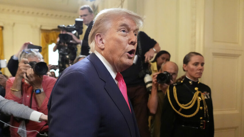 Trump busca deportar al menos un millón de inmigrantes por año como parte de su iniciativa legislativa. "Vamos a financiar completamente las secciones finales del muro fronterizo y propondremos un nuevo impuesto sobre las remesas de dinero enviadas a países extranjeros. Y aumentaremos drásticamente las deportaciones a un mínimo de un millón de inmigrantes ilegales al año", dijo. El plan contempla el refuerzo masivo del aparato migratorio, incluyendo la contratación de 10.000 nuevos agentes del Servicio de Inmigración y Control de Aduanas (ICE, por sus siglas en inglés), 5.000 oficiales adicionales para la Patrulla Fronteriza y la construcción de más centros de detención.