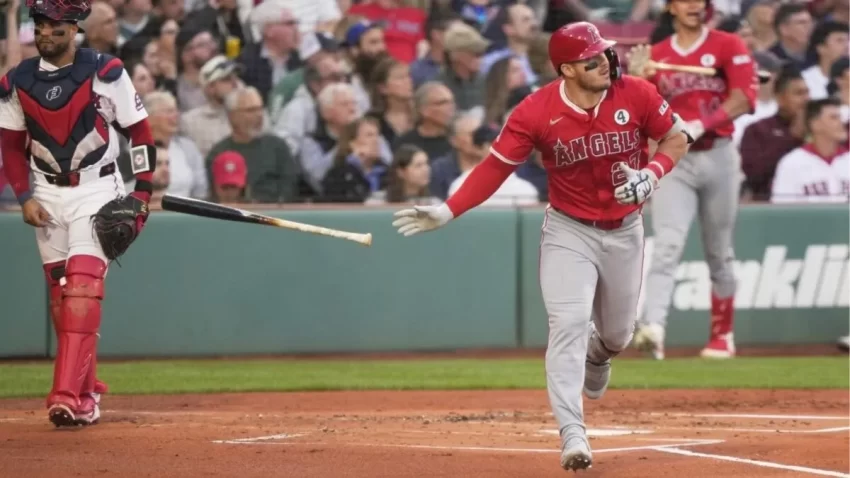 Mike Trout regresa con fuerza: jonrón de 454 pies sobre el "Monstruo Verde" y récord histórico en Fenway Park