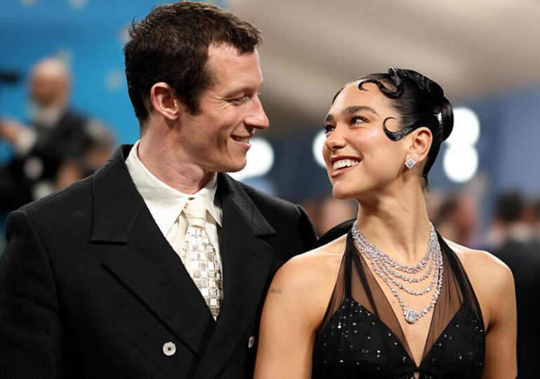 Dua Lipa confirma compromiso con Callum Turner