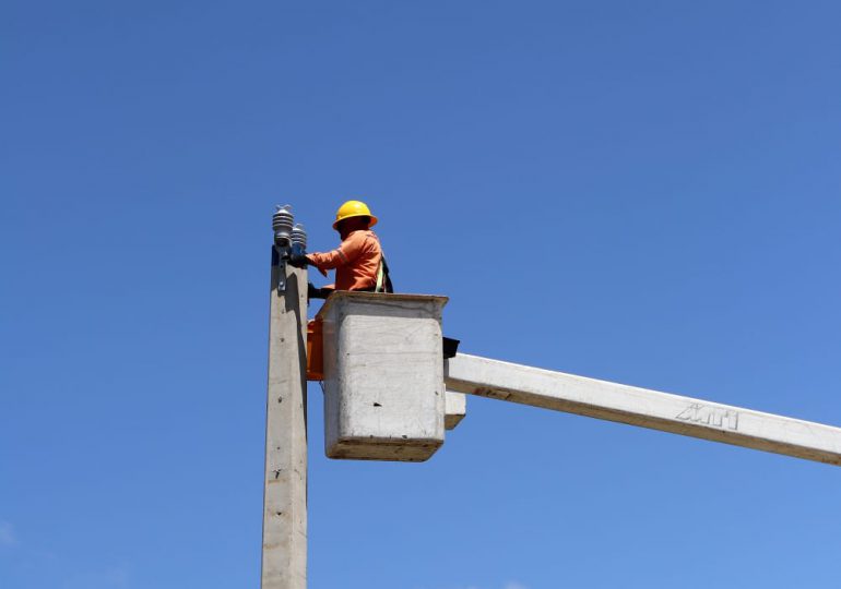 EDENORTE rehabilita red eléctrica en Belloso, Luperón, beneficiando a más de 400 familias y comercios