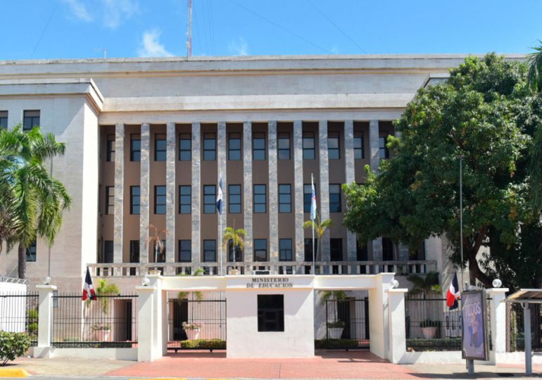 Educación amonesta a directora de centro educativo por incumplimiento de protocolos