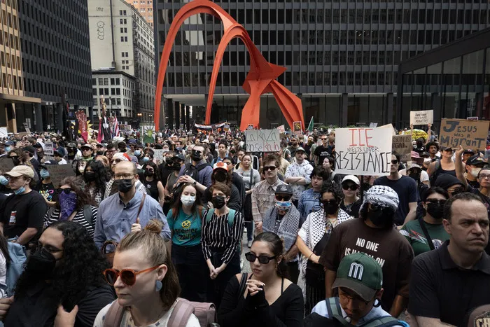 ICE enfrenta protestas en Chicago por redadas migratorias: tensión crece en Illinois