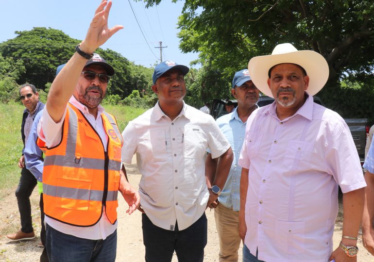 Director del INDRHI junto a Juan Carlos Nova supervisan trabajos en el canal La Vigia en Dajabón