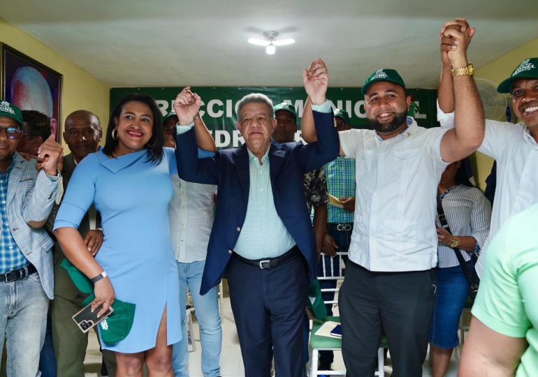Regidor del PRM y dirigentes se juramentan en la Fuerza del Pueblo con Leonel Fernández