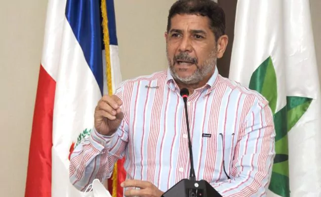 Gobierno acaba de entregar 15 mil permisos a indocumentados extranjeros para laborar con bananeros, revela Ministro de Agricultura