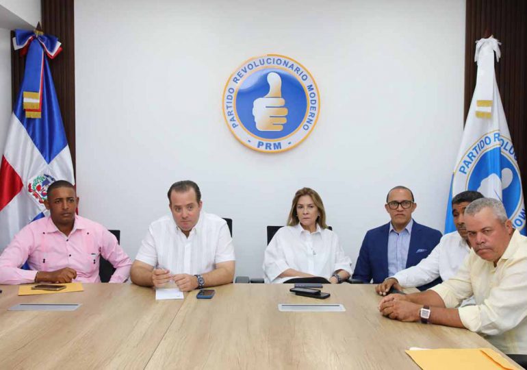 José Ignacio Paliza y Carolina Mejía se reúnen con alcaldes y directores del PRM en San Juan