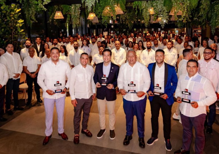 Éxito total en La Vega: Los Plus RD realizan panel con Omar Fernández; lo reconocen por su trayectoria y compromiso con la juventud