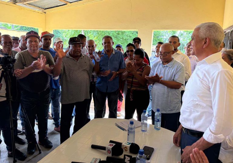 Ricardo de los Santos gestiona reparación de carretera entre El Limón y Villa Raza