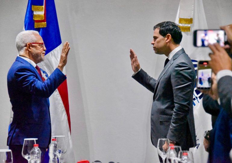 Roberto Ángel Salcedo juramenta al nuevo presidente de la CNEPR