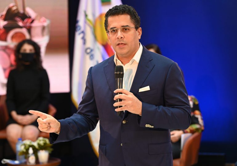 Ministro de Turismo asegura que RD enfrenta el sargazo con responsabilidad y realismo