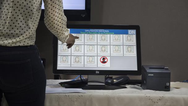 El voto automatizado no va para el 2028, aclara la JCE a Fuerza del Pueblo