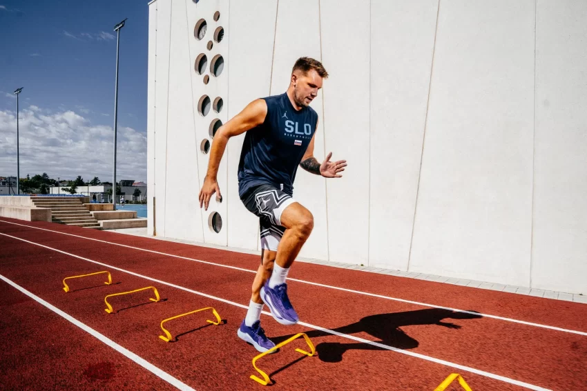 Luka Doncic sorprende al mundo con su transformación física en la portada de Men's Health