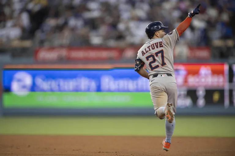 Altuve conecta 2 jonrones, impulsa 5 carreras y recibe abucheos en histórica paliza de Astros 18–1 sobre Dodgers