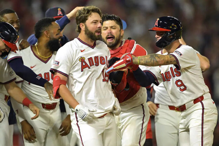 Schanuel decide en la novena: Angels vencen 6‑5 a Rangers con base por bolas con casa llena