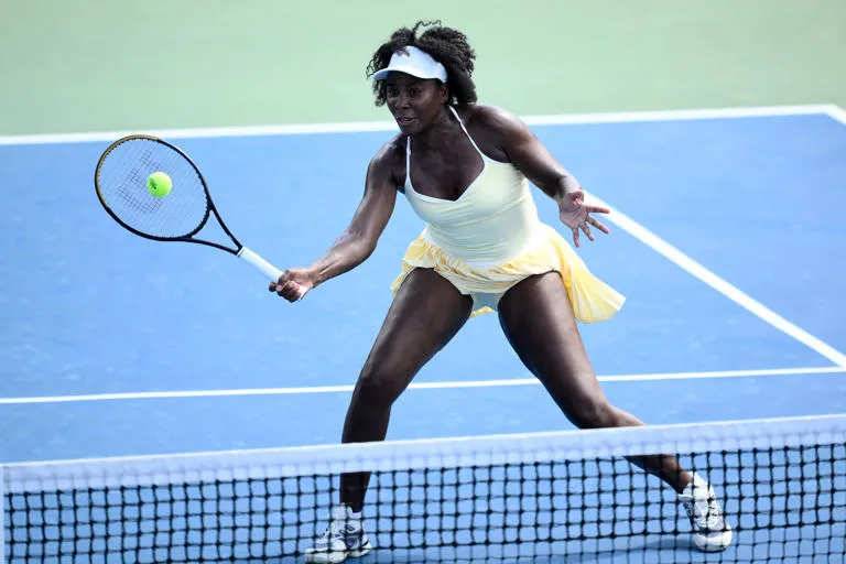 VENUS WILLIAMS REGRESA A LAS CANCHAS A LOS 45 AÑOS TRAS CIRUGÍA Y MÁS DE UN AÑO FUERA DEL CIRCUITO