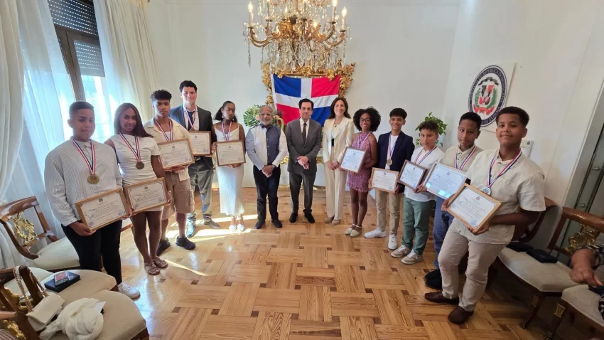 ESPAÑA: Reconocen estudiantes dominicanos destacados