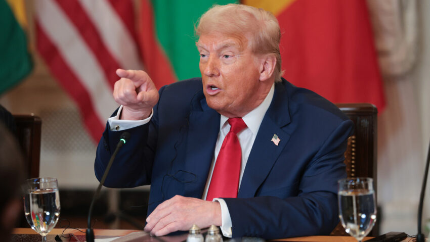 El inesperado destino que Trump sopesa para los migrantes deportados