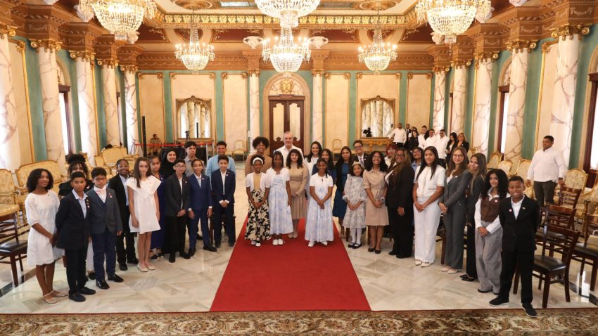 El presidente Abinader se reúne y dialoga con estudiantes sobresalientes, hijos de dominicanos que viven fuera del país.