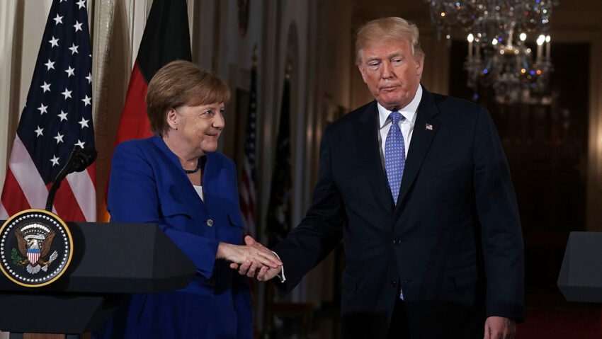 "El que busca atención": Merkel recuerda un incómodo momento con Trump