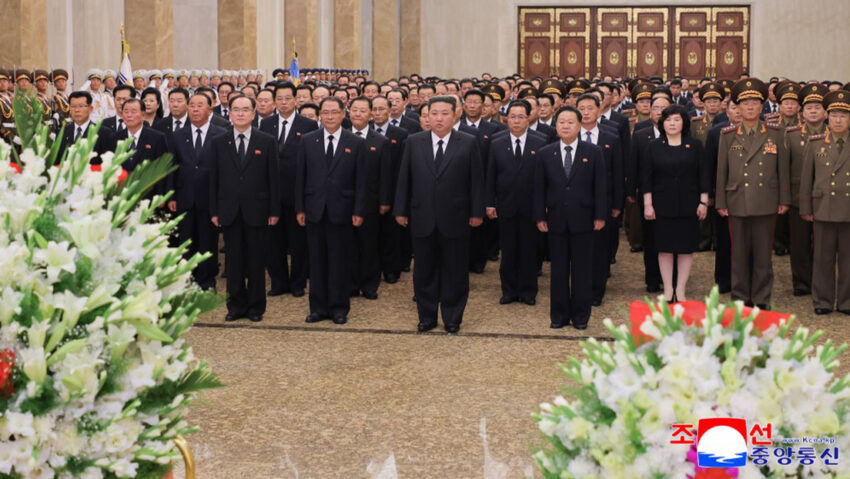 Kim Jong-un visita el Palacio del Sol