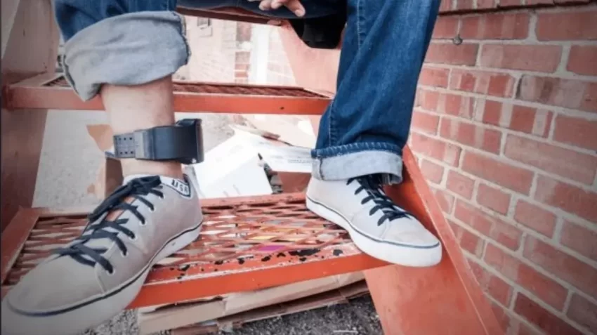 Migración colocará tobillera electrónica a los inmigrantes