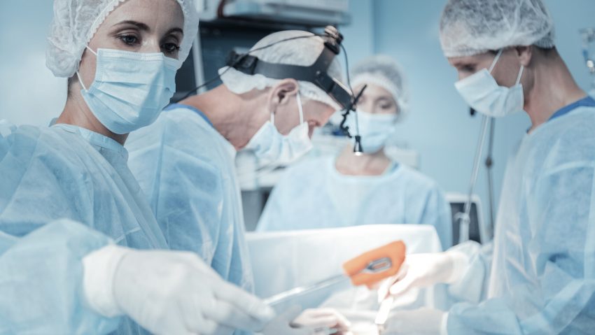 Médicos resucitan un corazón 'muerto' en un trasplante que salvó la vida de un bebé