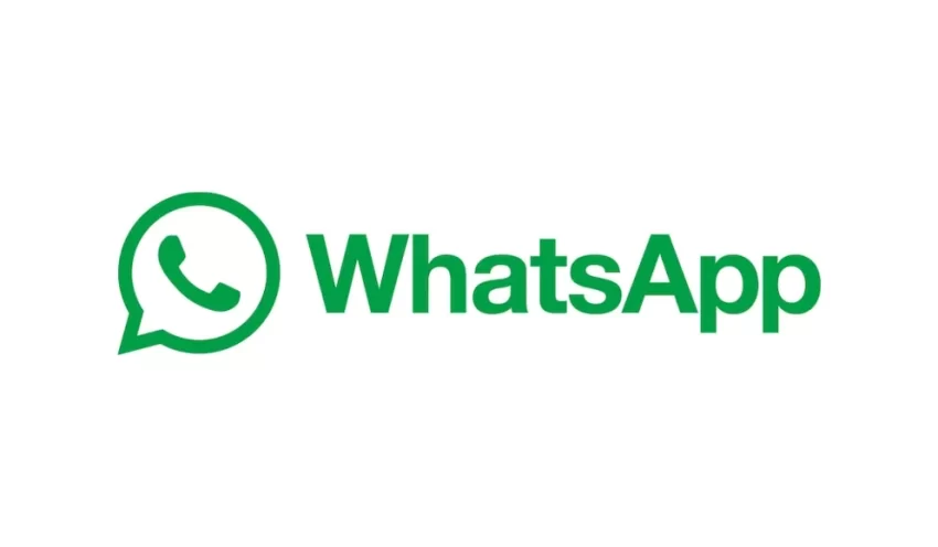¿Cómo encontrar la papelera de reciclaje de WhatsApp y recuperar archivos eliminados? Internacional – 26 de julio de 2025 – Muchos usuarios se preguntan si existe una función de "papelera de reciclaje" en WhatsApp, similar a la que tienen sistemas como Windows o Gmail. Aunque la aplicación de mensajería instantánea no incluye una papelera visible en su interfaz, sí hay formas de recuperar archivos borrados gracias a ciertas configuraciones y respaldos automáticos. WhatsApp no guarda los archivos eliminados en una carpeta de reciclaje como tal, pero sí permite recuperarlos mediante las copias de seguridad que se realizan en la nube (Google Drive o iCloud, según el sistema operativo). Estas copias suelen hacerse diariamente, semanalmente o mensualmente, dependiendo de la configuración del usuario. Para intentar recuperar contenido eliminado, como fotos, documentos o mensajes, el usuario debe desinstalar WhatsApp y volver a instalarlo. Durante el proceso de reinstalación, la app ofrece la posibilidad de restaurar la última copia de seguridad. Al aceptar, se recuperará todo lo que estaba almacenado en ese respaldo, incluyendo elementos que pudieron haberse borrado previamente. En dispositivos Android, también es posible explorar las carpetas de almacenamiento interno del teléfono. Algunos archivos multimedia pueden estar guardados aún en las carpetas de WhatsApp, específicamente en la sección "Media". Estas carpetas no siempre se eliminan cuando se borra un chat. Además, existen aplicaciones externas que permiten escanear el dispositivo en busca de archivos borrados, aunque se recomienda tener cuidado con estas herramientas y usar solo aquellas confiables y con buenas valoraciones, ya que pueden representar riesgos de seguridad. Por tanto, aunque no existe una "papelera de reciclaje" en sentido literal dentro de WhatsApp, las herramientas de respaldo y restauración cumplen una función muy similar para quienes necesiten recuperar información perdida. Publicado por ReddeNoticias | Última actualización: 26 de julio de 2025