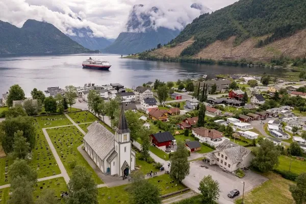 Hurtigruten presenta experiencias de “pueblos abiertos” en remota costa noruega