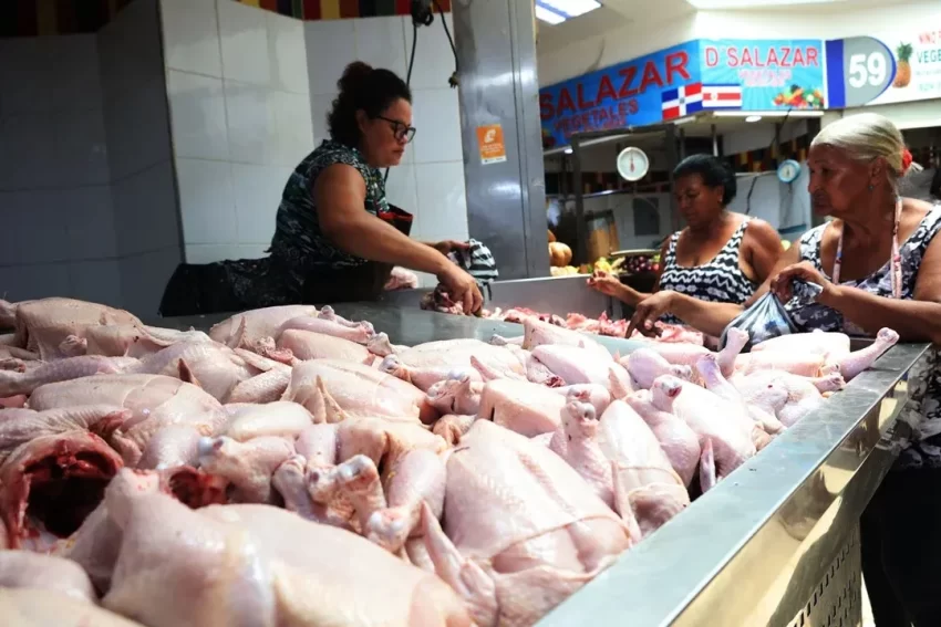 Precio del pollo sube por escasez y preocupa a comerciantes y amas de casa