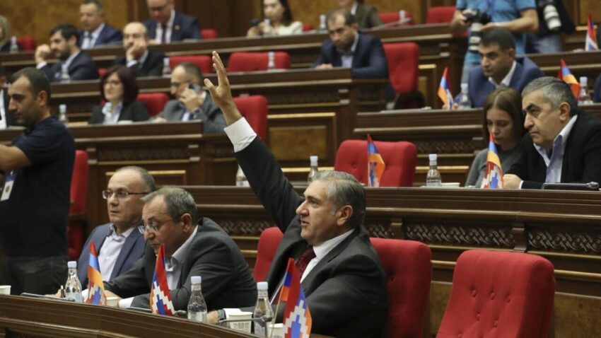 Parlamento de Armenia se convierte en un 'campo de batalla' por conflicto entre diputados