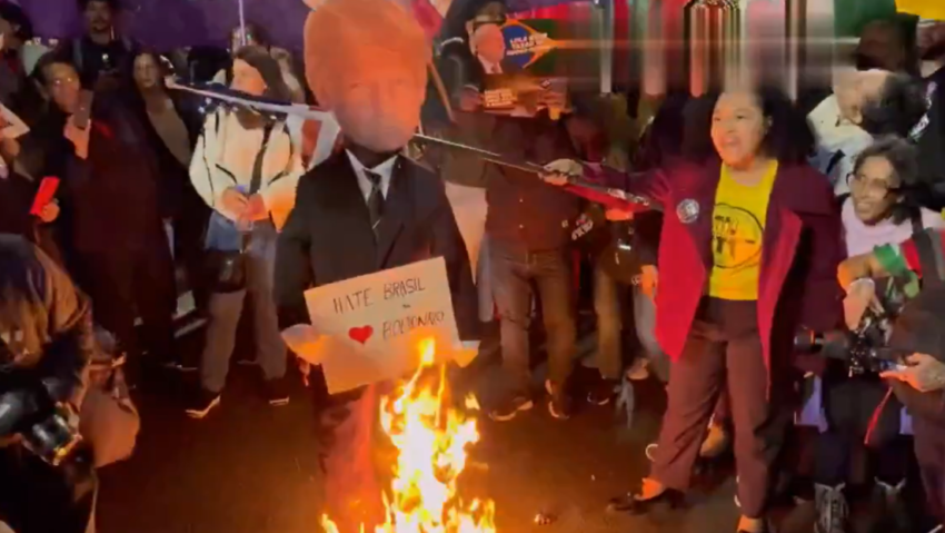 Queman en Brasil efigie de Trump y bandera de EE.UU.