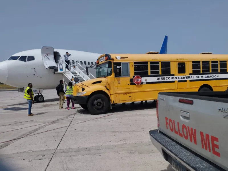 Llegan a Rep. Dominicana 102 deportados por Estados Unidos