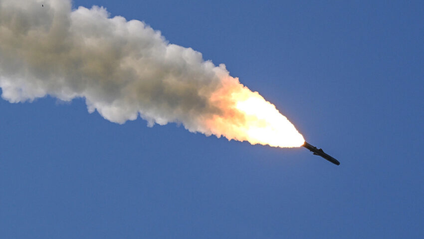 Rusia arrasa un depósito de petróleo ucraniano en el mar Negro y más blancos militares importantes