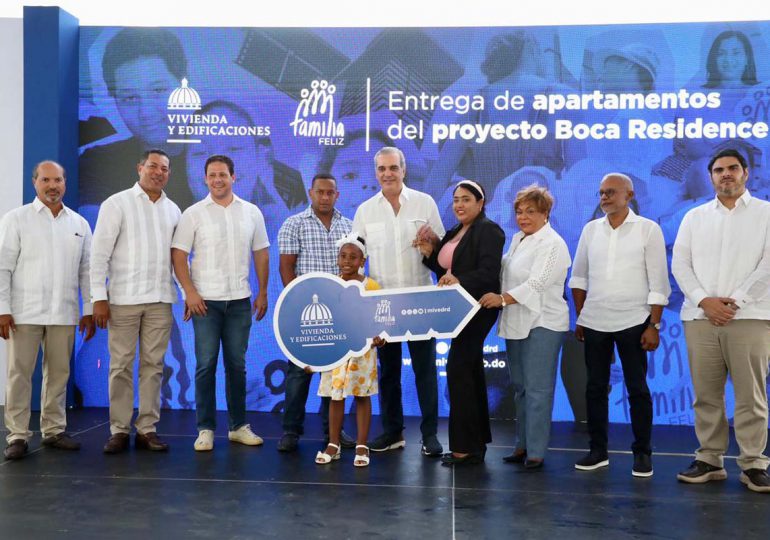 Presidente Abinader entrega de 72 nuevos apartamentos en Boca Chica