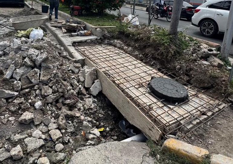 Para seguridad peatonal el Ayuntamiento reconstruye imbornal antigua carretera Sánchez, Madre Vieja Sur