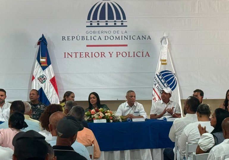 Faride Raful encabeza el programa "el gobierno contigo" en la provincia Duarte
