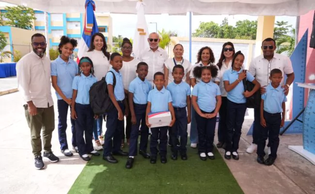 INABIE impacta a Boca Chica con utilería escolar y atenciones de salud en jornada del Gobierno en las Provincias