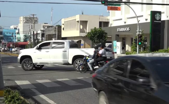 Intrant viola la Ley de Tránsito al prohibir giro a la izquierda; disposición no ha sido modificada por el Congreso Nacional