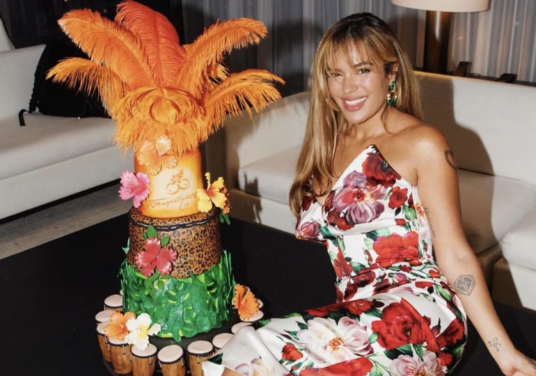 Karol G celebra el primer mes de “Tropicoqueta” con una fiesta llena de color