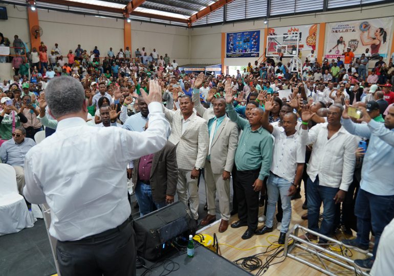 Leonel juramenta en la FP a 2 regidores y más dirigentes del PLD, PRM y otras organizaciones en San Cristóbal
