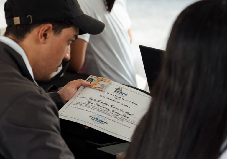 MIVED realiza jornada de firma de contratos de títulos de propiedad en Villa Progreso del Este