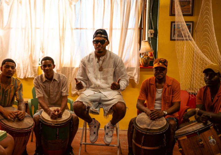a group of men sitting on chairs playing drumsMyke Towers lanza “Island Boyz”, su álbum más personal y visionario
