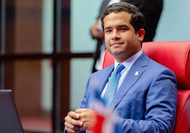 Omar Fernández resalta el valor del relevo generacional en encuentro con estudiantes de la PUCMM